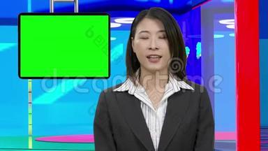 亚洲女新闻主播在虚拟电视工作室，原创设计元素
